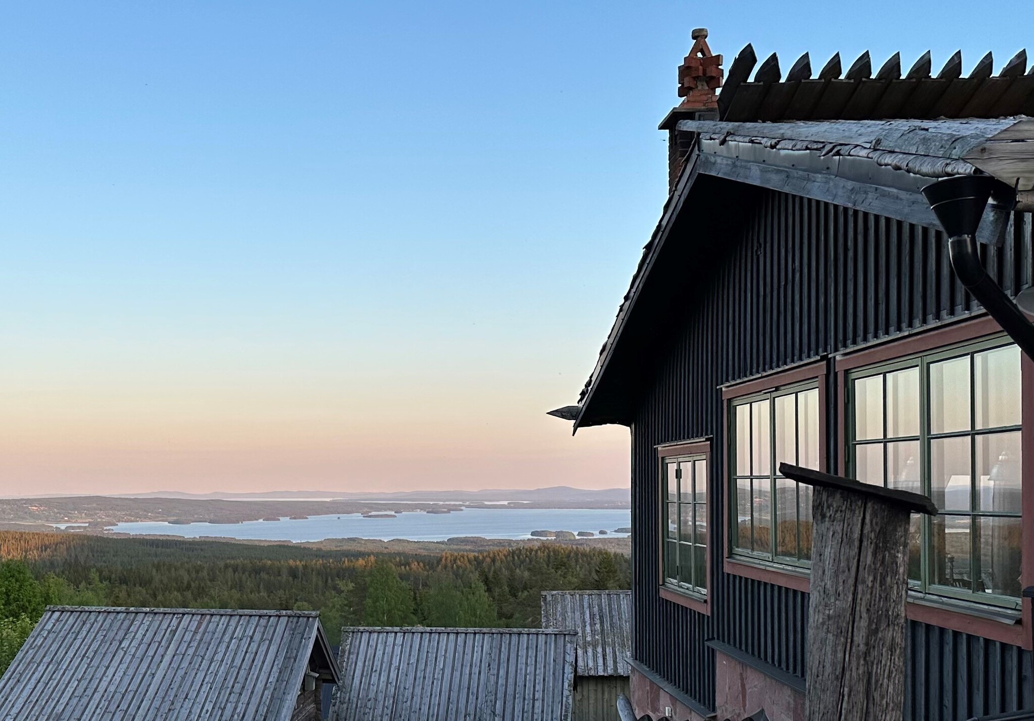 Utsikt över Orsasjön och Dalarnas blånande berg