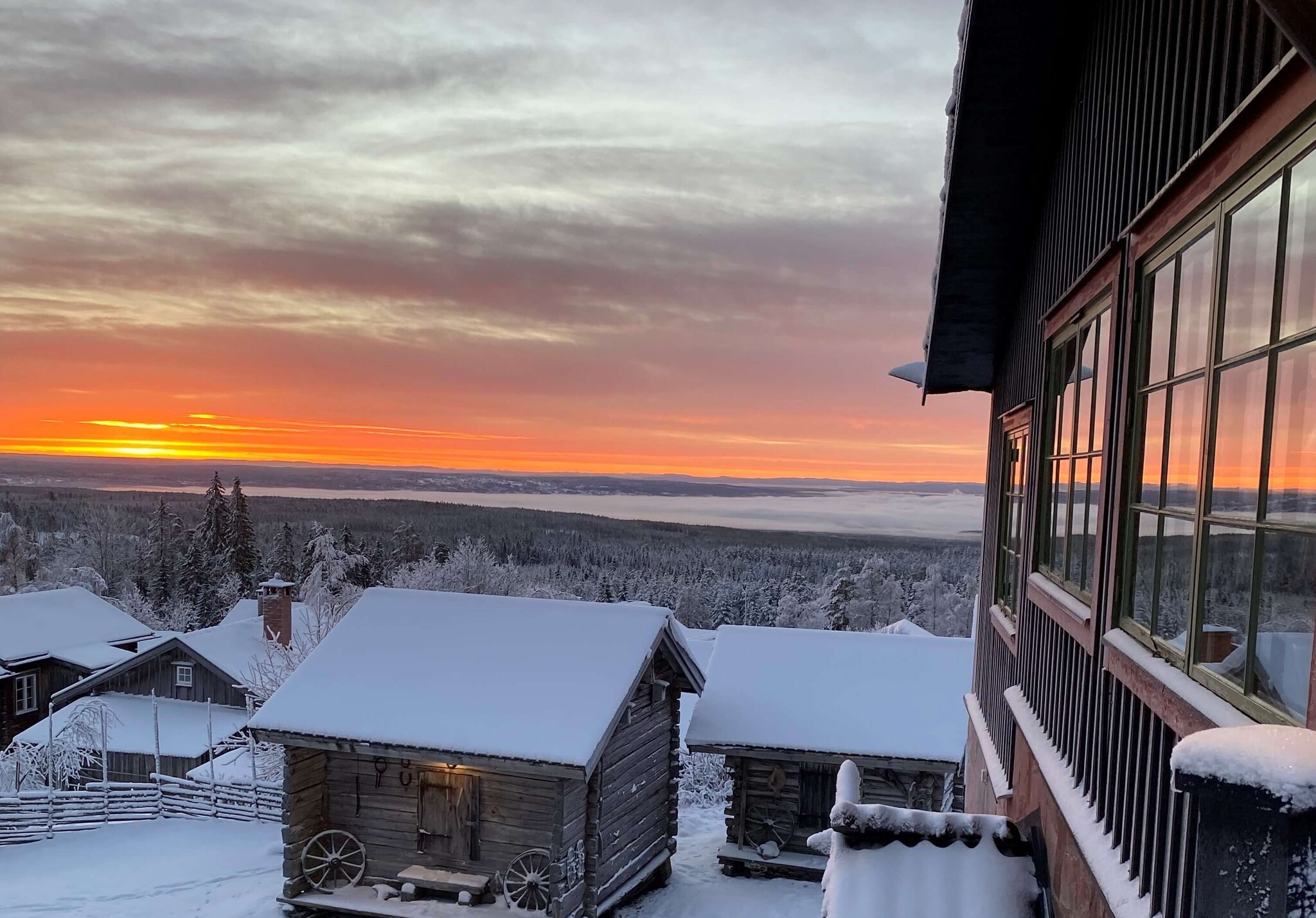 Utsikt över Orsasjön och Dalarnas blånande berg