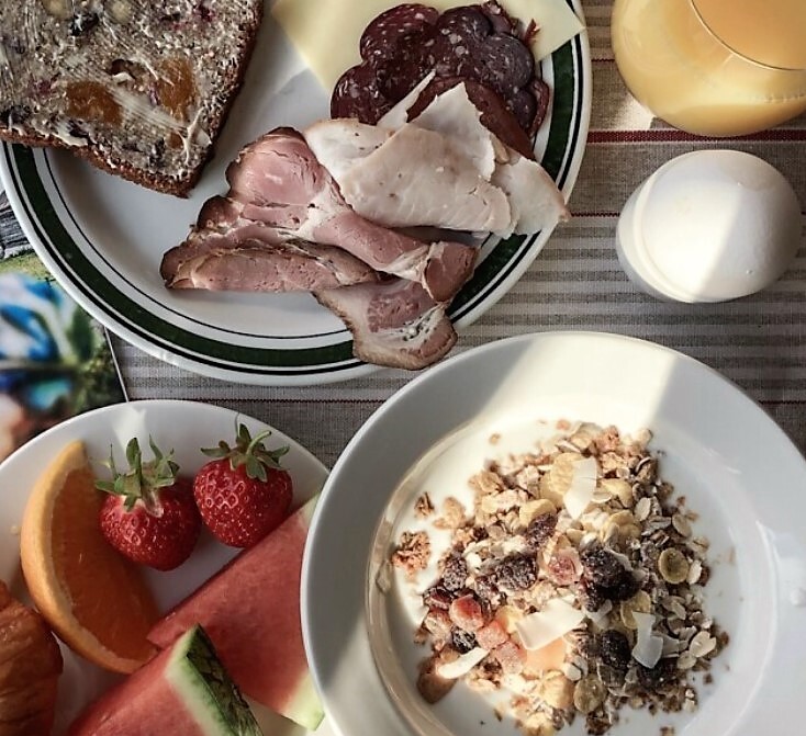 Breakfast buffé with local specialities